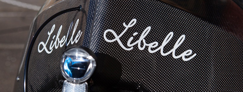 Libelle-Cargobike: Detailfoto von vorne mit Schriftzug & Scheinwerfer